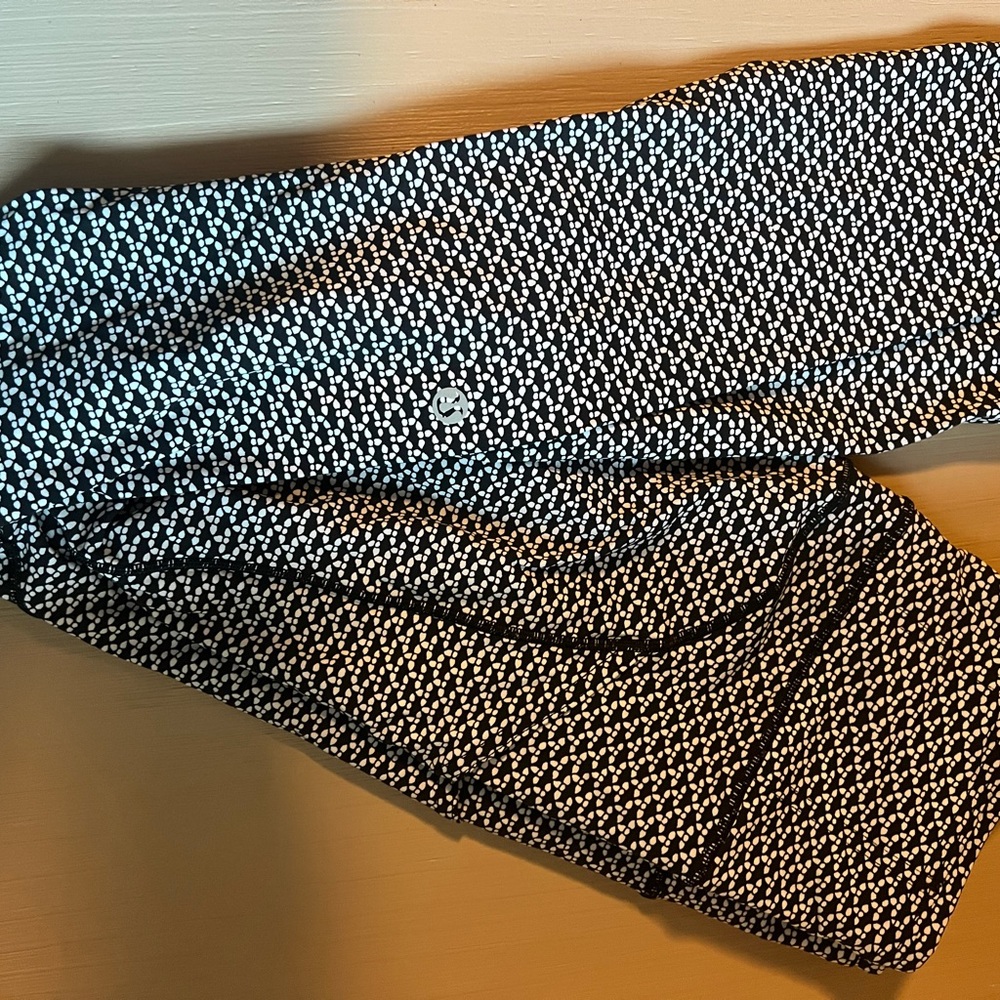 Lululemon leggings

Black and White